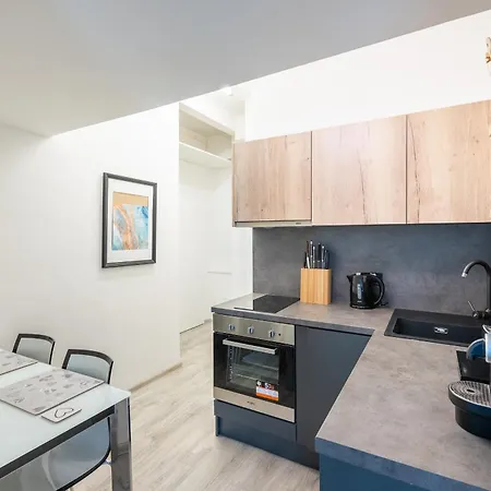 Apartment By The Metro With Private Parking Prague Exterior photo