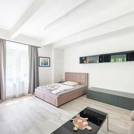 Apartment By The Metro With Private Parking Prague Exterior photo